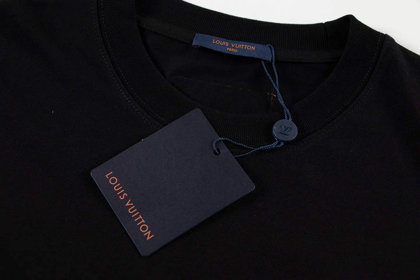🅿️160 Style: 2026 new LOUIS VUITTON short-sleeved T-shirt Material: High version 300g double yarn combed cotton Size: S～XL Color: Black Style number: H157